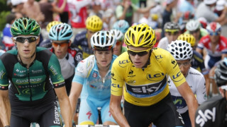 Froome cracks on Alpe d&#039;Huez but extends overall lead