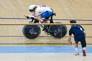 Matt Robertson in the men's C2 IP at the 2024 UCI Para-cycling track World Championships