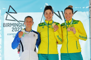 neah evans podium commonwealth games