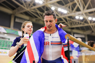 Jaco van Gass wins the men's C3 individual pursuit 