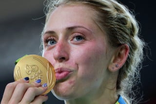Laura Kenny kissing medal