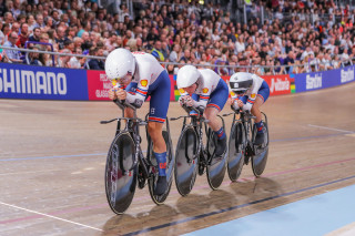 Women's team pursuit in action