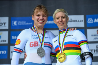 Katie Toft and Fran Brown on the women's C1 TT podium at the 2024 Para-cycling road world championships