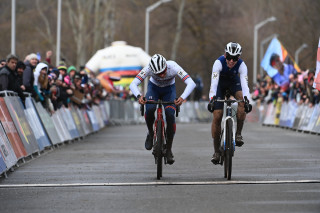 Sprint finish for Cam Mason in the cyclo-cross team relay in Tabor