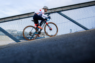 Evie Richards riding up a ramp while warming up