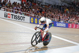 Archie Atkinson on his way to winning the C4 scratch race