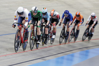 Sophie Lewis at the head of the women's scratch race