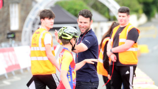 Mark Cavendish with a young rider at the 2017 British Cycling Natinoal Championships