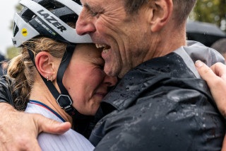 Cat Ferguson celebrates with her dad at the Cat Ferguson wins the junior women's RR at the 2024 cycling road world championsips