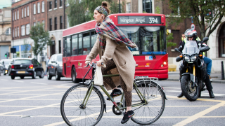 Woman commuting on his bike in London 