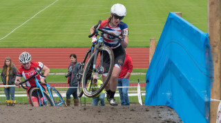 Bethany Crumpton on her way to victory at the HSBC UK | Cyclo-Cross National Trophy. 