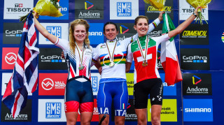 Evie Richards wins silver in the junior women's race at the 2015 UCI Mountain Bike World Championships