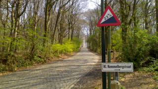 The Kemmelberg has become the centrepiece of the race. The steepest slopes reach 23 % gradient near the top.