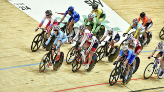 Jessica Roberts competes in the points race in the omnium