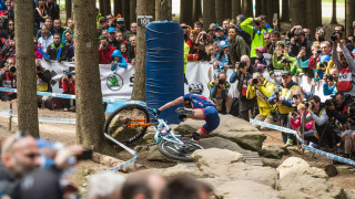 Evie Richards crashes in Nove Mesto