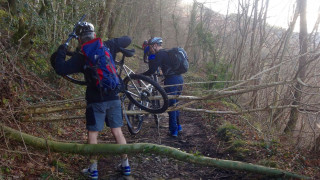 Mountain bike riders adapt to their environment and warn fellow riders on twitter