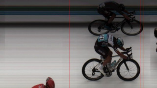  Italian Viviani nipped through on his left side totake victory by the narrowest of margins.