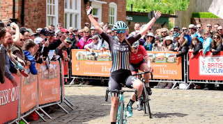 Alice Barnes wins the 2017 Women's Lincoln Grand Prix, round three of the 2017 HSBC UK | National Women's Road Series