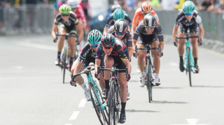 Hannah Barnes pips sister Alice in a thrilling sprint finish to the 2016 championships in Stockton-on-Tees