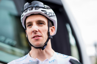 Simon Yates made up time in the general classification competition and retained the white jersey