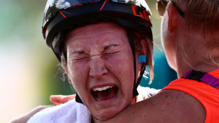 Hayley Simmonds breaks into tears after winning bronze in the time trial for Team England at the Commonwealth Games