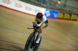 Elynor Backstedt riding to gold in the junior female 2km pursuit at the 2019 Youth and Junior National Track Championships.