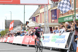 Leah Dixon winning stage 2 of the 2019 Alexandra Tour of the Reservoir.