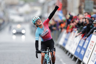 Alice Towers wins the 2022 British National Road Race title in Castle Douglas