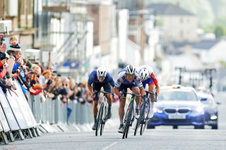 Mark Cavendish wins the 2022 British National Road Race title in Castle Douglas