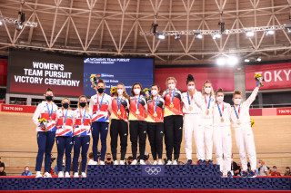 Tokyo 2020 women's team pursuit podium, Great Britain silver