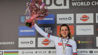 Backstedt snaps up sensational silver on final day of 2023 UCI Cyclo-cross World Championships