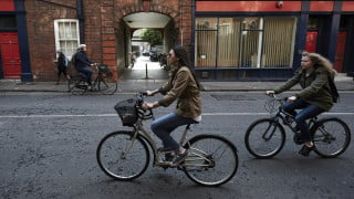 Chris Boardman: Compulsory helmet laws won&#039;t make cycling safer