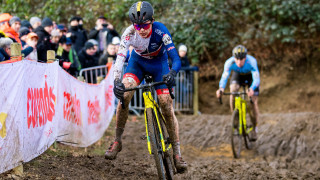 Field and Pidcock battle through tough conditions in Cyclo-Cross World Championships