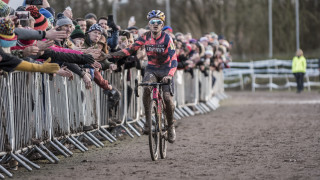 Tom Pidcock retains title as Hattie Harnden wins maiden women&#039;s crown