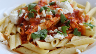 Penne with chicken and feta