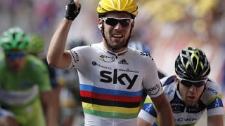 Cavendish wins tight sprint in Tournai