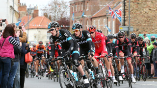 Moreno Hofland wins the sprint in York on Tour de Yorkshire stage two