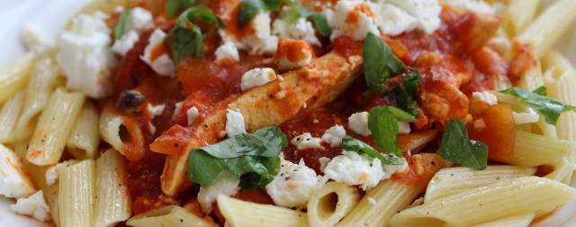 Penne with chicken &amp; feta: the perfect balance between carbohydrate and protein